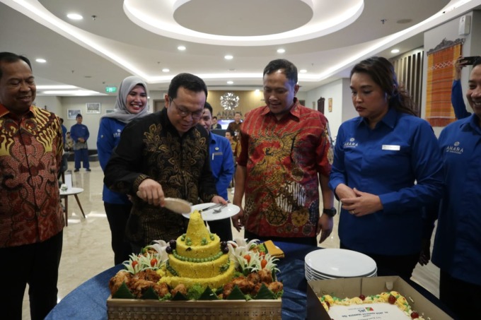 TUMPENG: Direktur Utama PT APP, Agung Sedayu saat potong tumpeng simbolis peresmian PT Anara Sky Kualanamu, Deliserdang, Selasa (29/8/2023).