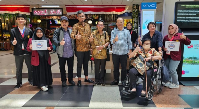 ASOSIASI BP-PTSI: Ketua Umum Asosiasi BP-PTSI Prof Dr Thomas Suyatno (5 kiri) didampingi Ketua Panitia Rakernas dan Sarasehan Pendidikan Nasional Prof Dr H Bahdin Nur Tanjung MM (6 kiri) di Bandara Kualanamu Deliserdang.ISTIMEWA.