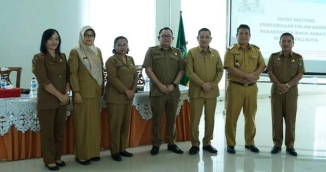 SAMPAIKAN: Pj Wali Kota Tebingtinggi Syarmadani ketika menerima tim Inspektorat Provinsi Sumatera Utara dan meminta OPD untuk kooperatif dalam memberikan data.