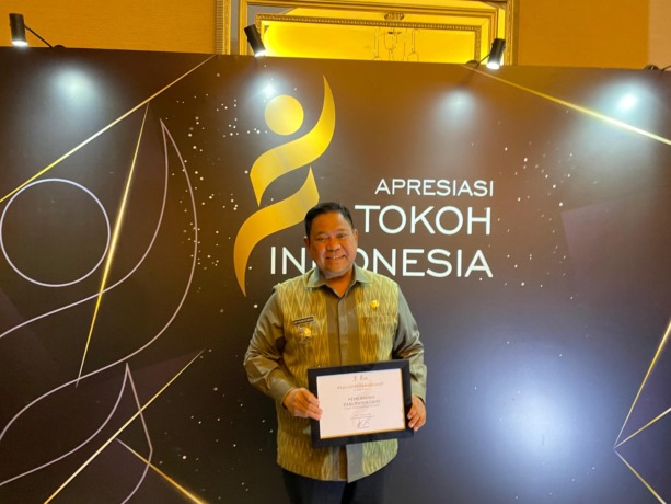 PENGHARGAAN: Bupati Dairi, Eddy KA Berutu menerima penghargaan dari Majalah TEMPO di Jakarta, Selasa (28/8/2023).ISTIMEWA.