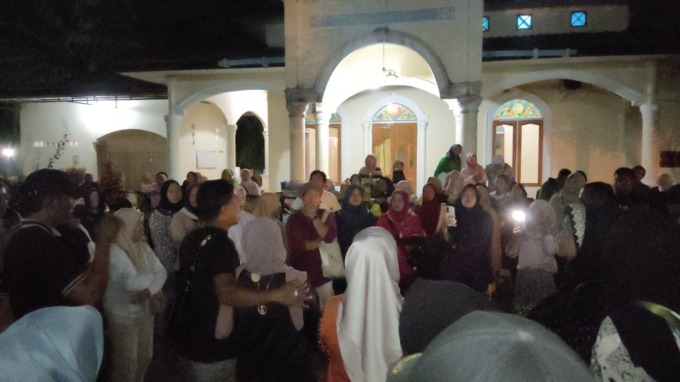 PROTES: Keluarga Almarhum Paino dan masyarakat Desa Besilam Bukit Lembasa berkumpul usai menyampaikan protesnya pasca mendengar tuntutan pidana 20 tahun kurungan penjara terhadap aktor intelektual penembakan, Luhur Sentosa Ginting alias Tosa.Teddy Akbari/