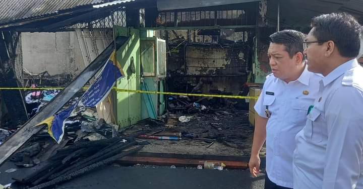 TINJAU: Pj Wali Kota Tebingtinggi Syarmadani didampingi Pj Sekdako Kamlan Mursyid dan Kadis Perdagangan UMKM dan Koperasi meninjau lokasi kebakaran Pajak Mini Sentral Penjahit di Tebingtinggi.