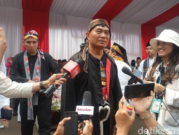 WAWANCARA: Menteri Koordinator Bidang Pembangunan Manusia dan Kebudayaan (Menko PMK) Muhadjir Effendy menjawab pertanyaan wartawan. Muhadjir melontarkan wacana untuk melarang masyarakat pergi haji lebih dari sekali.