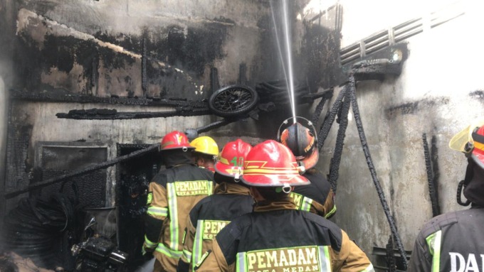 PADAMKAN API: Dinas Pemadam Kebakaran dan Penyelamatan (PKP) Kota Medan saat memadamkan api di Jalan Marelan 9, Lingkungan VI, Kelurahan Tanah Enam Ratus, Kecamatan Medan Marelan, Rabu (30/8/2023).
