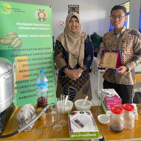 PENGABDIAN: Dosen Fakultas Farmasi USU melakukan kegiatan pengabdian kepada masyarakat, dengan memanfaatkan kopi sebagai bahan baku kosmetik.