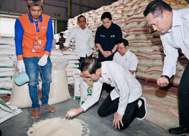MENGAMATI BERAS:  Presiden Joko Widodo mengamati butiran beras saat meninjau persediaan beras di Gudang Bulog Dramaga, Kabupaten Bogor, Jawa Barat, Senin (11/9).LAILY RACHEV SETPRES.