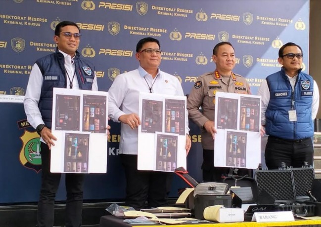 website: Tim Ditreskrimum Polda Metro Jaya menunjukkan website dari pembuatan film panas. Para pemeran film panas tersebut sudah dipanggil polisi.