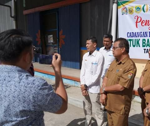 SALURKAN: Pemkab Karo dan Kantor Cabang Pembantu Bulog Kabanjahe, saat menyalurkan beras ke warga penerima manfaat.