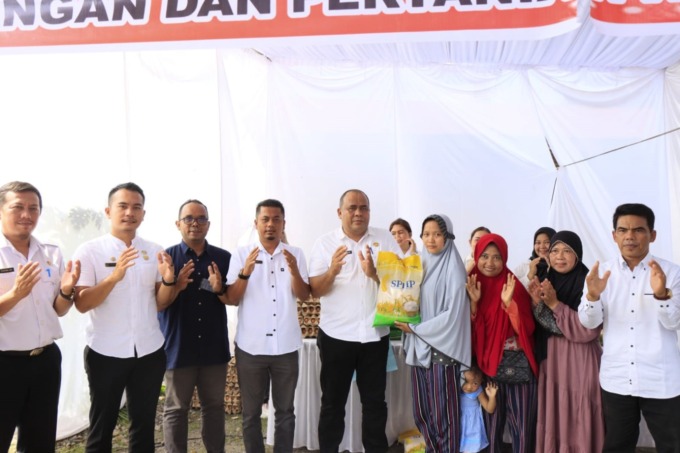 BERSAMA: Kepala Dinas Ketapang Kota Binjai Ralasen Ginting serta Asisten Perekonomian dan Pembangunan Setdako Binjai Joko Waskitono, bersama jajaran, diabadikan bersama masyarakat pada gelaran Gerakan Pangan Murah, Jumat (15/9).