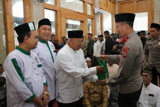 BANTUAN: Wakapolda Sumut Brigjen Pol Jawari memberikan bantuan saat gelaran Safari Subuh Jumat Berkah di Masjid Al Jihad Kota Binjai, Jumat (15/9).Istimewa.