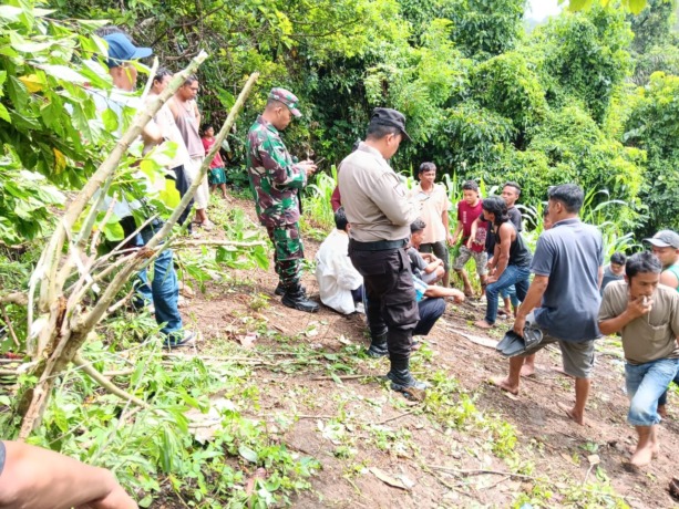 MENCARI: Tim gabungan TNI, Polri, BPBD serta masyarakat sekitar, tampak melakukan upaya pencarian terhadap mobil nahas dan 2 penumpang yang terjun bebas ke Sungai Lau Renun di Dusun Lau Kinapan, Desa Batu Gungun, Kecamatan Gunung Sitember, Kabupaten Dairi