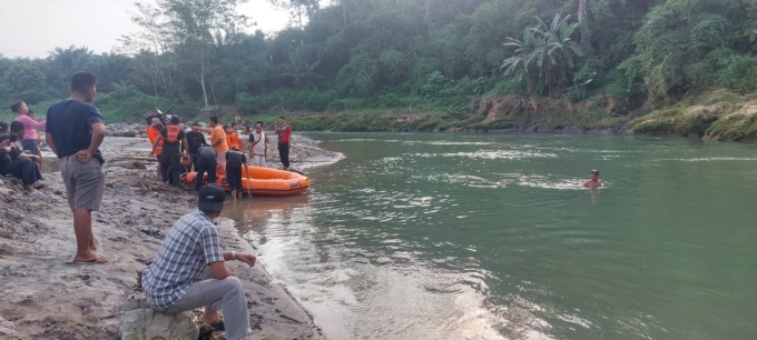 PENCARIAN: Proses pencarian korban hanyut di Pantai Sehat pada aliran Sungai Bingai, Minggu (17/9).