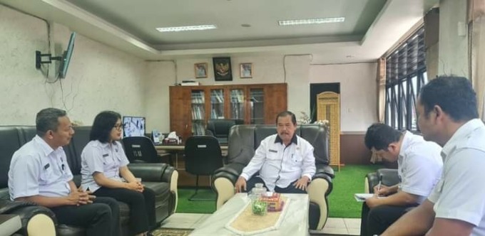 KOORDINASI: BNNK Karo berkoordinasi dengan Sekdakab Karo terkait bangunan untuk rehabilitasi.