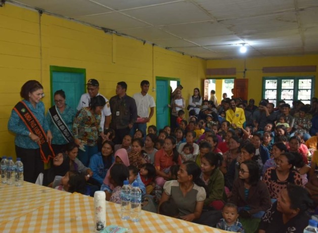 Istimewa SAPA: Ketua TP PKK Dairi Romy Mariani Simarmata (kiri), bersama perwakilan Direktorat Rehabilitasi Sosial Anak Kemensos, Boymen Sinamo, menyapa anak-anak saat penyerahan bantuan Atensi Khusus Anak di Desa Pegagan 7, Kecamatan Sumbul.