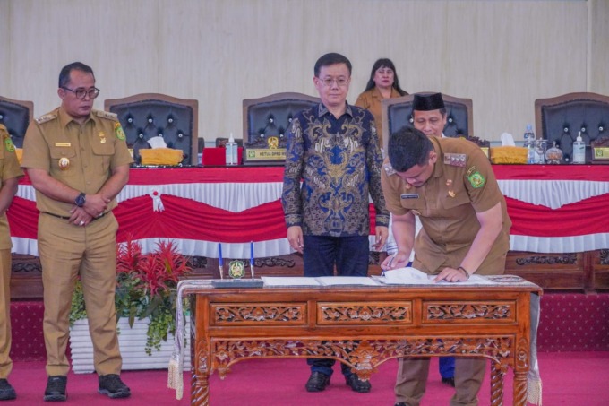 TANDATANGANI:  Wali Kota Medan Bobby Nasution dan Ketua DPRD Medan Hasyim SE menandatangani Nota Kesepakatan Kebijakan Umum Anggaran (KUA) Prioritas dan Plafon Anggaran Sementara (PPAS) Rancangan Anggaran Pendapatan Belanja Daerah (R-APBD) Kota Medan Tahu