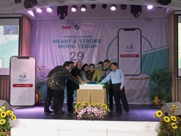 TEKAN TOMBOL: Penekanan tombol saat launching oleh Presiden Komisaris PT Murni Sadar Tbk Tjhin Ten Chun,  Presdir DR dr Mutiara, Direktur Operasional MTMH dr Jong Khai, Wadir MTMH dr Bangbang Buhari, dan lainnya.istimewa/sumutpos.