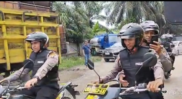 GEREBEK: Diduga Tim Bareskrim Mabes Polri menggerebek  pengoplosan BBM di kawasan Aloha, Kelurahan Martubung, Medan Labuhan.  Sabtu (02/09/2023). Ihsan/sumutpos.