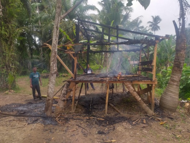 LUDES: Gubuk yang diduga jadi tempat transaksi narkoba, ludes dibakar masyarakat Dusun 10 Parit Pompa, Desa Karang Gading, Kecamatan Secanggang, Kabupaten Langkat, Jumat (1/9).