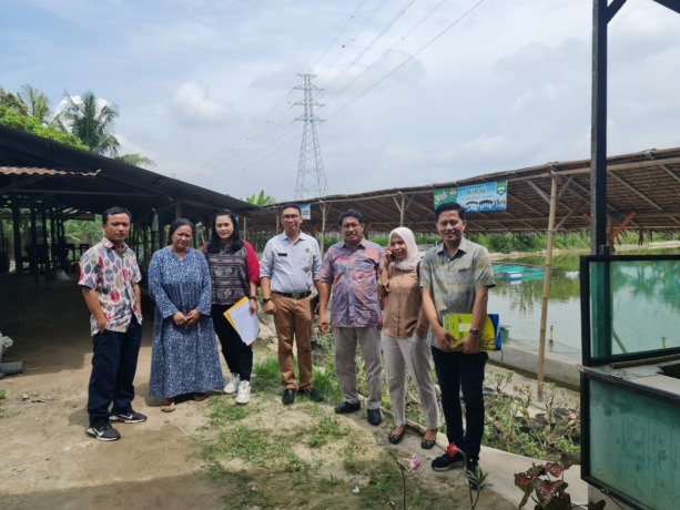 BERSAMA: Unsur PLN UPP SBU3 dan Kejari Deliserdang diabadikan bersama, saat melakukan monitoring lapangan realisasi pembayaran kompensasi ROW SUTT 150 kV Perbaungan-Kualanamu di Desa Karang Anyer, Kecamatan Beringin, Kabupaten Deliserdang, Jumat (1/9).