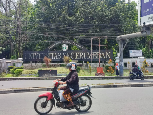 Seorang warga melewati kampus Universitas Negeri Medan di Jalan Williem Iskandar Deli Serdang, Kamis (31/8/2023).