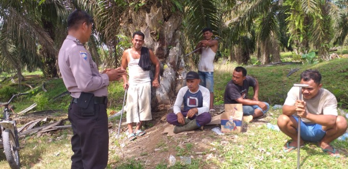 SAMBANGI: Bhabinkamtibmas Polsek Prapat Janji Asahan sambangi Warga Binaan.