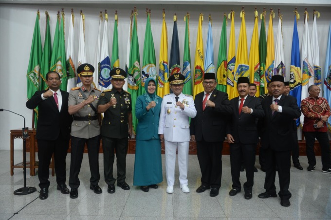 DIABADIKAN: Penjabat (Pj) Gubernur Sumut Hassanudin dan istri foto bersama Ketua DPRD Sumut Baskami Ginting dan lainnya, usai dilantik Mendagri di Jakarta, Selasa (5/9).