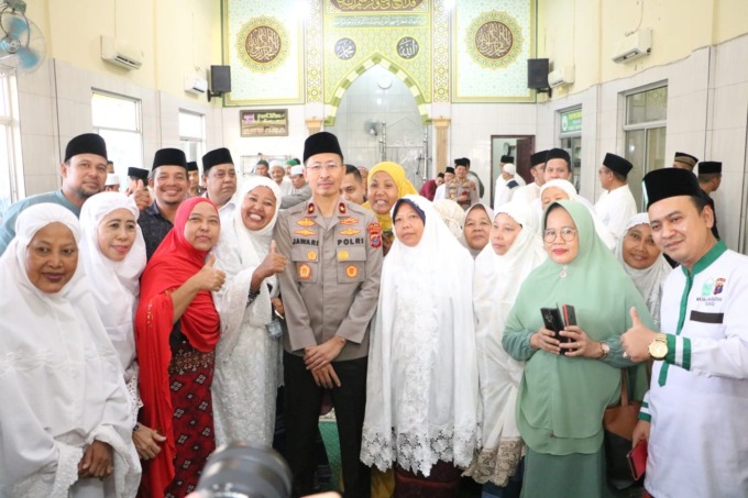 SAFARI SUBUH: Wakapolda Sumut Brigjen Pol Jawari saat melaksanakan Safari Subuh di Masjid Ikhtibar, Jalan Pertahanan, Dusun 2, Desa Patumbak Kampung, Kecamatan Patumbak, Kabupaten Deliserdang, Jumat (8/9).