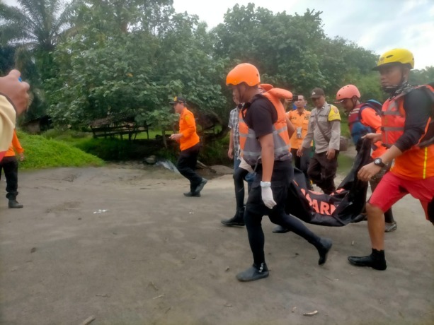 JASAD: Tim gabungan menemukan jasad korban berinisial AA, bocah 9 tahun yang hanyut di aliran Sungai Bingai, Langkat.Istimewa/Sumut Pos.