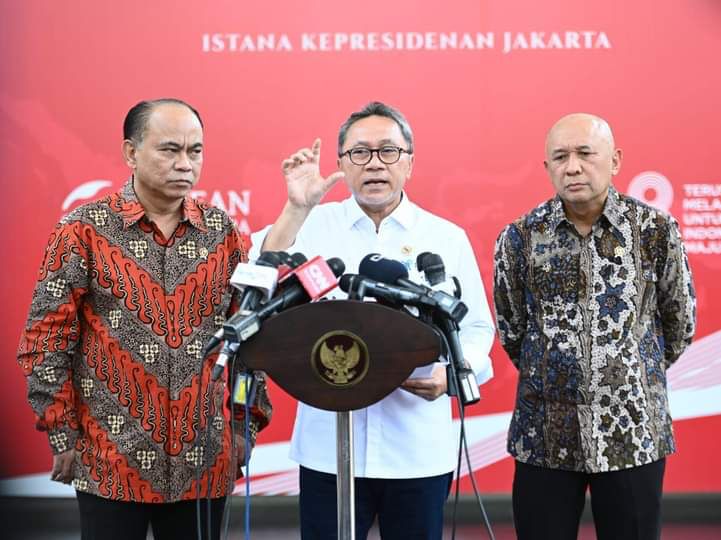 TEMU PERS:   Menteri Komunikasi dan Informatika Budi Arie Setiadi, Menteri Perdagangan Zulkifli Hasan, serta Menteri Koperasi dan UKM Teten Masduki memberikan keterangan pers usai mengikuti rapat terbatas bersama Presiden Joko Widodo di Istana Kepresidena