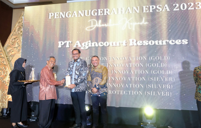 Direktur sekaligus Chief Financial Officer PTAR Noviandri dan Senior Manager Environment, Health, and Safety PTAR Hari Ananto menerima penghargaan dalam ajang Eco-tech Pioneer Sustainability Awards (EPSA) 2023 di Hotel Novotel Semarang, Sabtu (2/9).