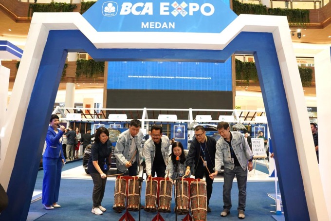 Direktur BCA Antonius Widodo Mulyono (keempat dari kiri)  menabuh gendang taganing sebagai penanda pembukaan BCA Expo Medan 2023 di Sun Plaza, Medan.