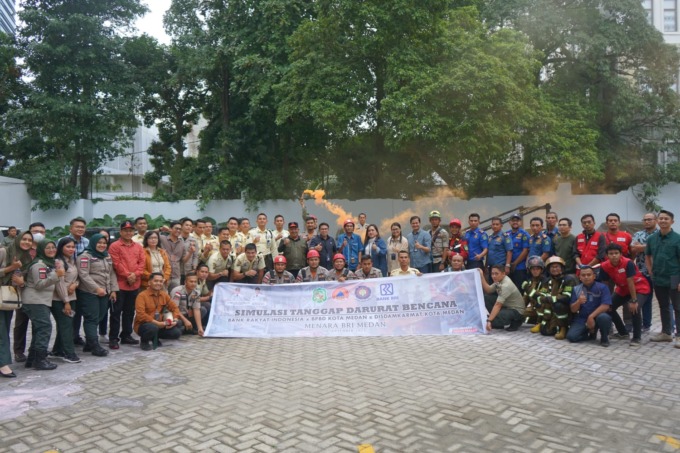 Regional CEO BRI Medan Aris Hartanto bersama Pgs Regional Operation Head BRI Medan Elizabet Primasari S, Pinca Medan Putri Hijau Ahmad Muflihin Taiyeb, Kepala Badan (Kaban) BPBD Kota Medan Muhammad Husni SE MSi, Kepala Dinas (Kadis) Damkar Muhammad Yunus