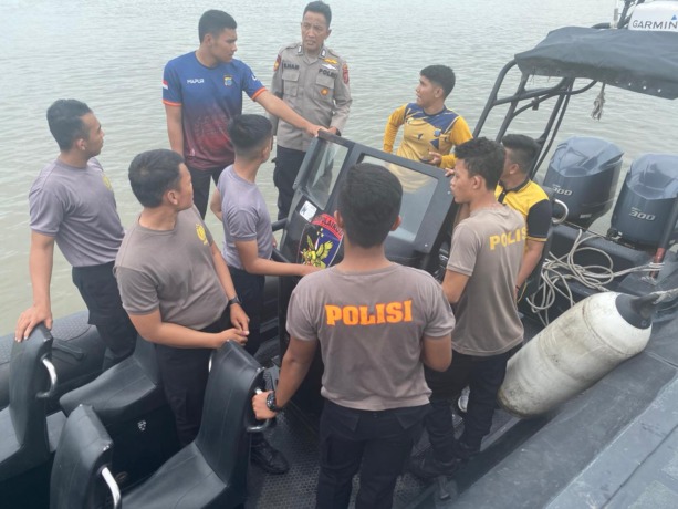PELATIHAN: Personel Direktorat Polisi Air dan Udara (Polairud ) Polda Sumut saat Pelatihan Nautika di Pelabuhan Sundari, Kelurahan Belawan Bahari, Kecamatan Medan Belawan, Sabtu (9/9). (Istimewa)