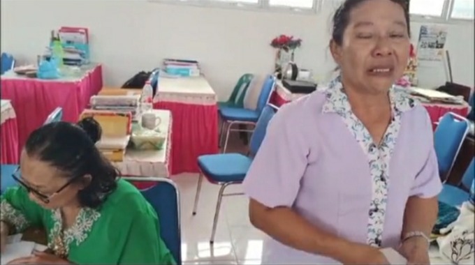 MENANGIS: Video sejumlah guru menangis akibat gaji mereka ditahan Kepsek.