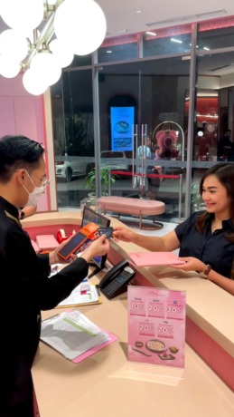 Nasabah BRI saat belanja di salah satu merchant gunakan kartu debit/kredit BRI. Istimewa/Sumut Pos