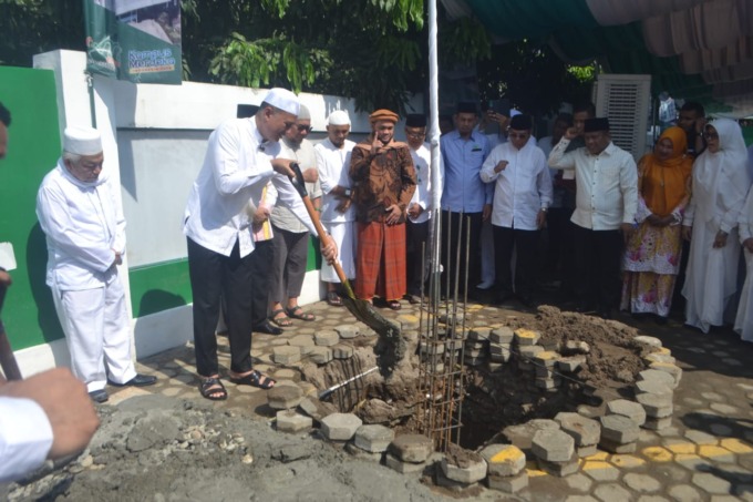 MASJID AL-MUSANNIF: H Musa Rajekshah SSos MHum (ketua umum Yayasan H Anif) memulai pembangunan Masjid Al-Musannif di Kampus UMN Al-Washliyah, Kamis (28/9).DEDDI MULIA PURBA/SUMUT POS