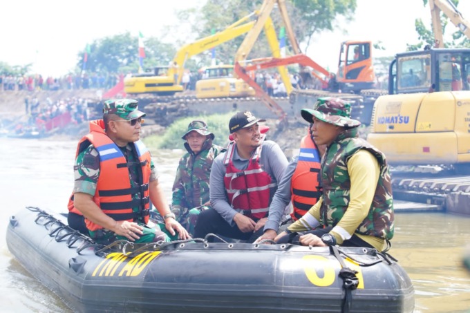 KASAD Jenderal Dudung Abdurachman bersama Wali Kota Medan Bobby Nasution saat menyusuri Sungai Deli di Simpang Kantor, Kecamatan Medan Marelan, Rabu (27/9)