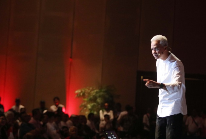PAPARAN:  Bakal calon presiden (Bacapres) dari PDI Perjuangan Ganjar Pranowo menyampaikan paparannya saat melakukan diskusi bersama forum alumni perguruan tinggi se-Indonesia di jakarta, Minggu (17/9). Diskusi yang diikuti sekitar ratusan alumni perguruan