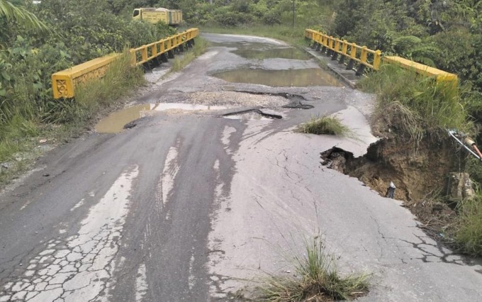 DIKHAWATIRKAN: Jembatan dan ruas jalan di Desa Parbotihan, Kecamatan Onanganjang, Kabupaten Humbahas, mengalami kerusakan akibat longsor, yang belum lama ini terjadi.