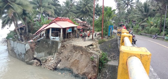 AMBRUK: Satu sisi Jembatan Sau