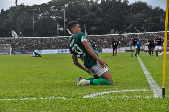 SELEBRASI: Pemain PSMS Matheus Souza melakukan selebrasi setelah mencetak gol penyama ke gawang Persiraja di Stadion Teladan, Minggu (24/9). (Refinaldi Setiawan/Sumut Pos)