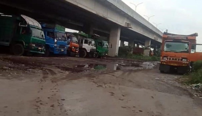 PARKIR : 8 (Delapan) unit truk sengaja diparkirkan di areal bawah lintasan Jalan Tol Tanjung Mulia-Binjai, tepatnya di Jalan K.L Yos Sudarso Km 7,9 Kelurahan Tanjung Mulia, Kecamatan Medan Deli, tepatnya disebelah Kantor PT.Gudang Garam Tbk. Rabu (6/9/202