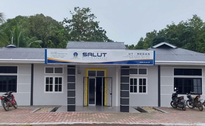 DEPAN: Gedung Sentral Layanan Terpadu Universitas Terbuka Nias Barat tampak dari depan.
