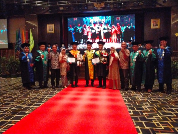 BERSAMA: Rektor ITSI berfoto bersama tamu undangan wisuda angkatan II ITSI di Medan