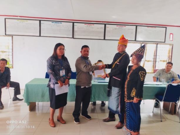 SERAHKAN: Balon Kades Sitinjo 2, Kecamatan Sitinjo, Kabupaten Dairi, Ronni Bako menyerahkan berkas pendaftaran kepada Ketua P2KD, Melanton Sirait di Kantor Kades Sitinjo 2, Kamis (31/8/2023).RUDY SITANGGANG/SUMUTPOS.CO.