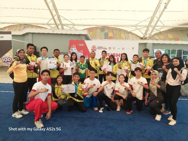 BERSAMA: Atlet dan pelatih wushu sanda Sumut bersama official usai pengalungan medali di Popnas 2023. (IST)