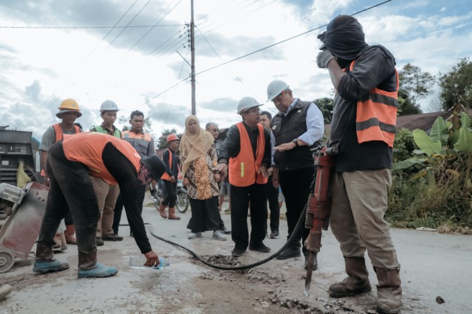 TINJAU: Bupati Dairi, Eddy KA Berutu meninjau perbaikan Jalan Sidikalang-Berampu, Kamis (31/8/2023).Istimewa.