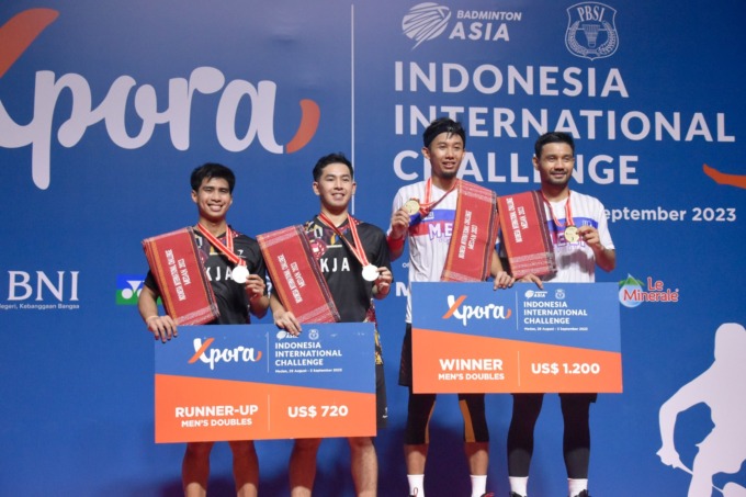 JUARA: Berry Angriawan/Rian Agung Saputro meraih gelar juara ganda putra Xpora Indonesia International Challenge 2023 di GOR PBSI Sumut, Minggu (3/9/2023). (Refinaldi/Sumut Pos)