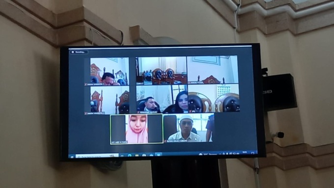 KORUPSI PEGADAIAN: Dua terdakwa kasus korupsi menjalani sidang di Pengadilan Tipikor Medan beberapa waktu lalu. (Ist)