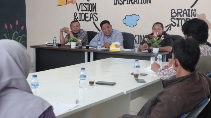 AUDENSI: Bupati Dairi, Eddy KA Berutu (tengah) didampingi Kadis Perindagkop dan UKM, Iwan Taruna Beruru, saat menerima audensi pengurus UKM Go Dairi.Istimewa.